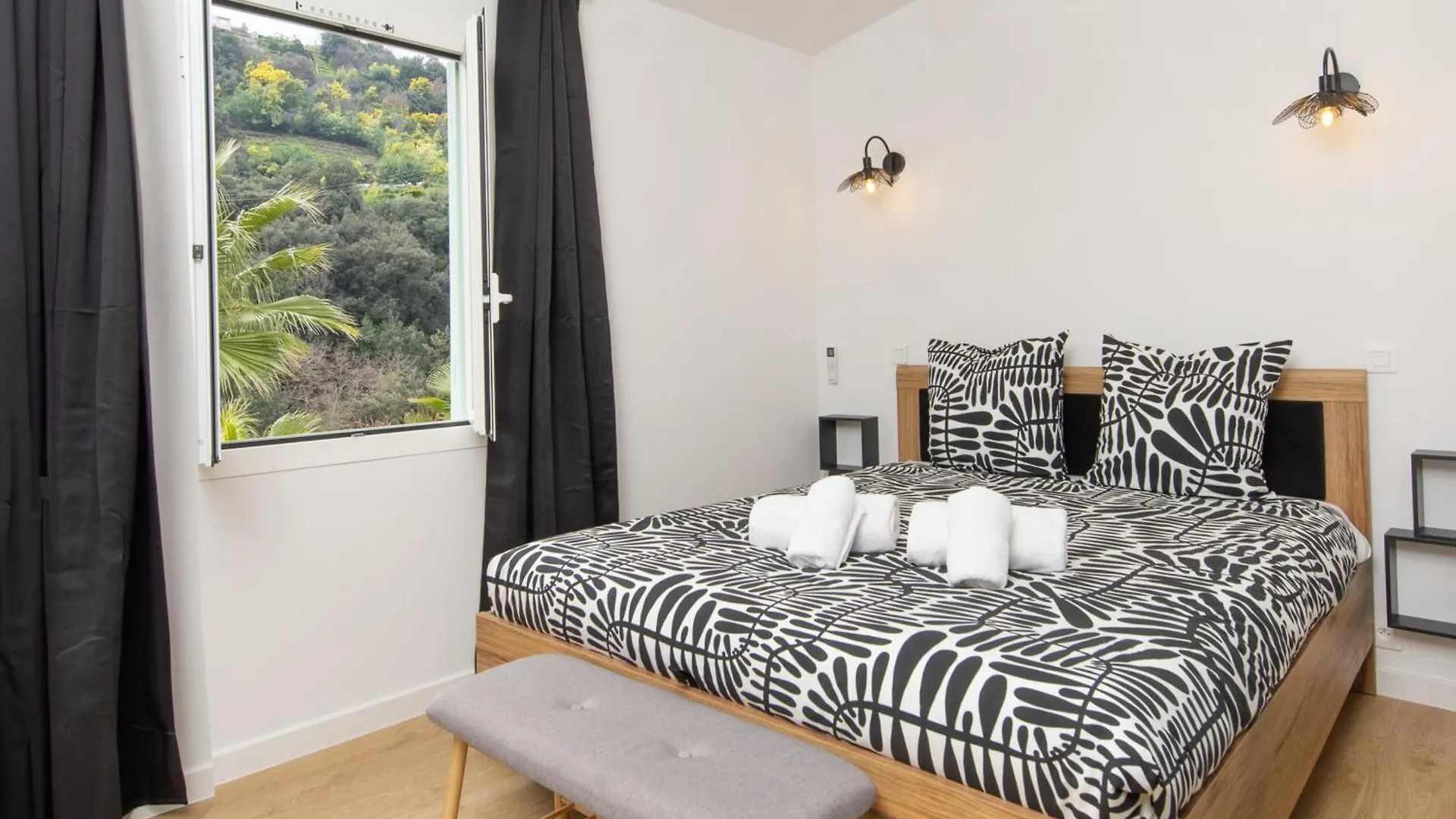 Acacias - Agreable Appartement Dans Maison - Menton - Parking Prive 0*,  France